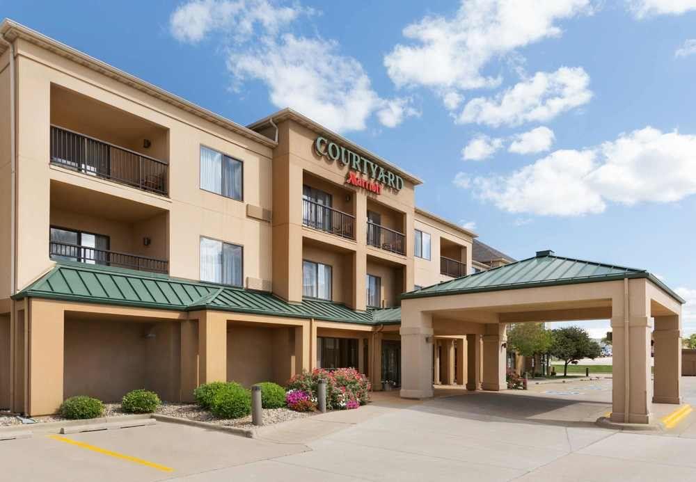 Courtyard By Marriott Bloomington Normal Hotel Exterior foto