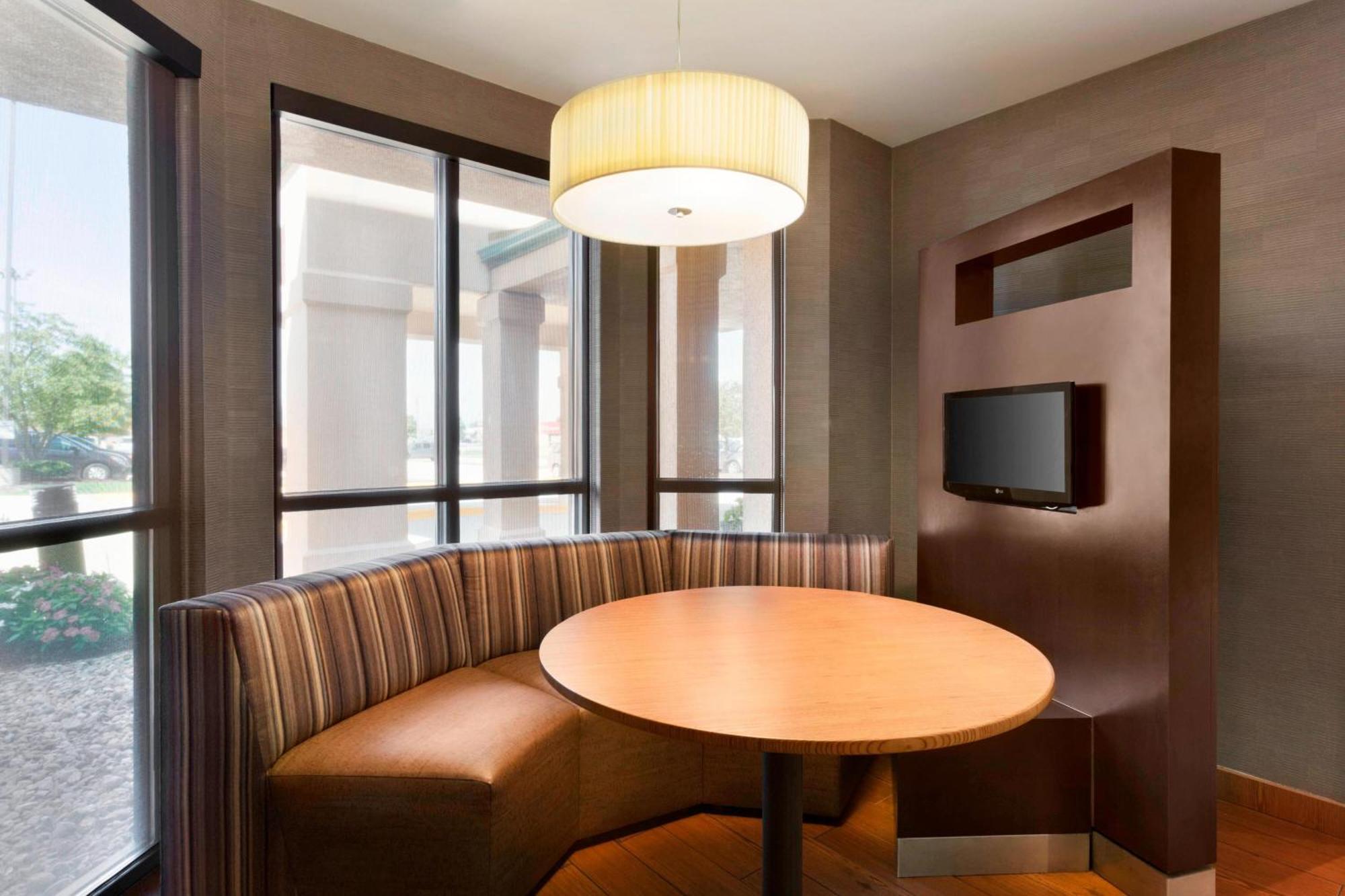 Courtyard By Marriott Bloomington Normal Hotel Exterior foto