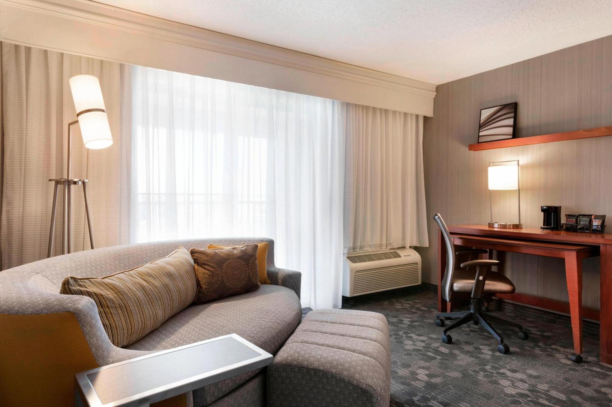 Courtyard By Marriott Bloomington Normal Hotel Exterior foto